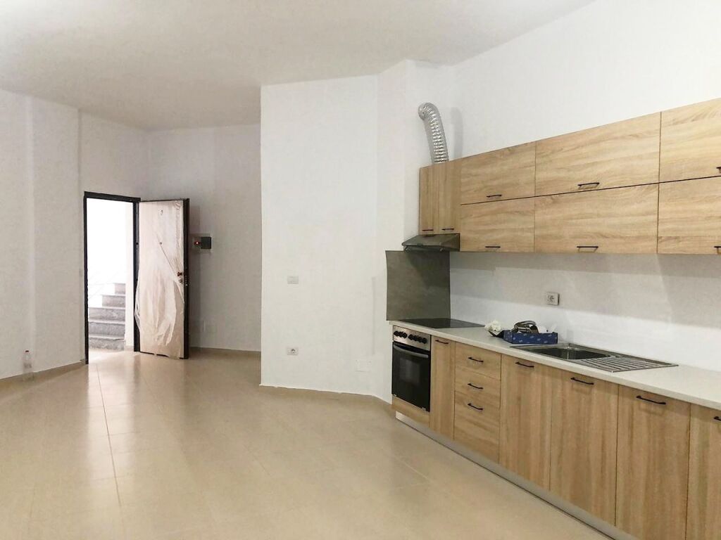 Me Qera: Apt. 2+1 📍Tek Liqeni i Thate - me Shume Hapesire | Pallat i Ri (43,000 Leke/Muaj) 🔥