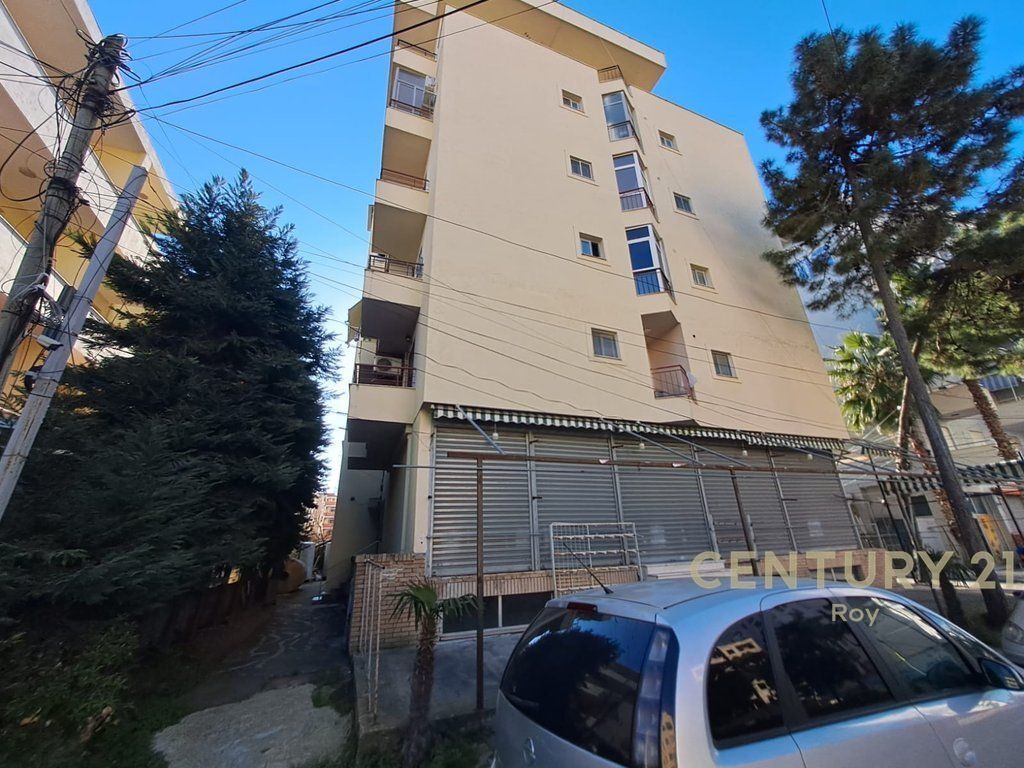 SHITET APARTAMENT NE SHKEMBIN E KAVAJES 50M LARG NGA DETI !!