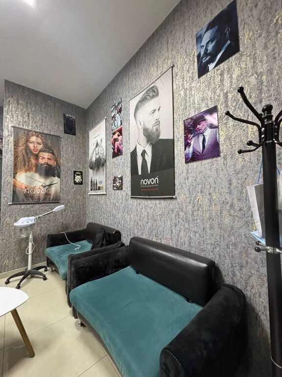 Jepet me qera Dyqan per Berber tek Komuna e Parisit