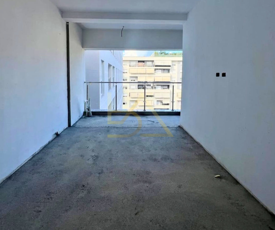 Shitet Apartament– Komuna e Parisit, Tiranë