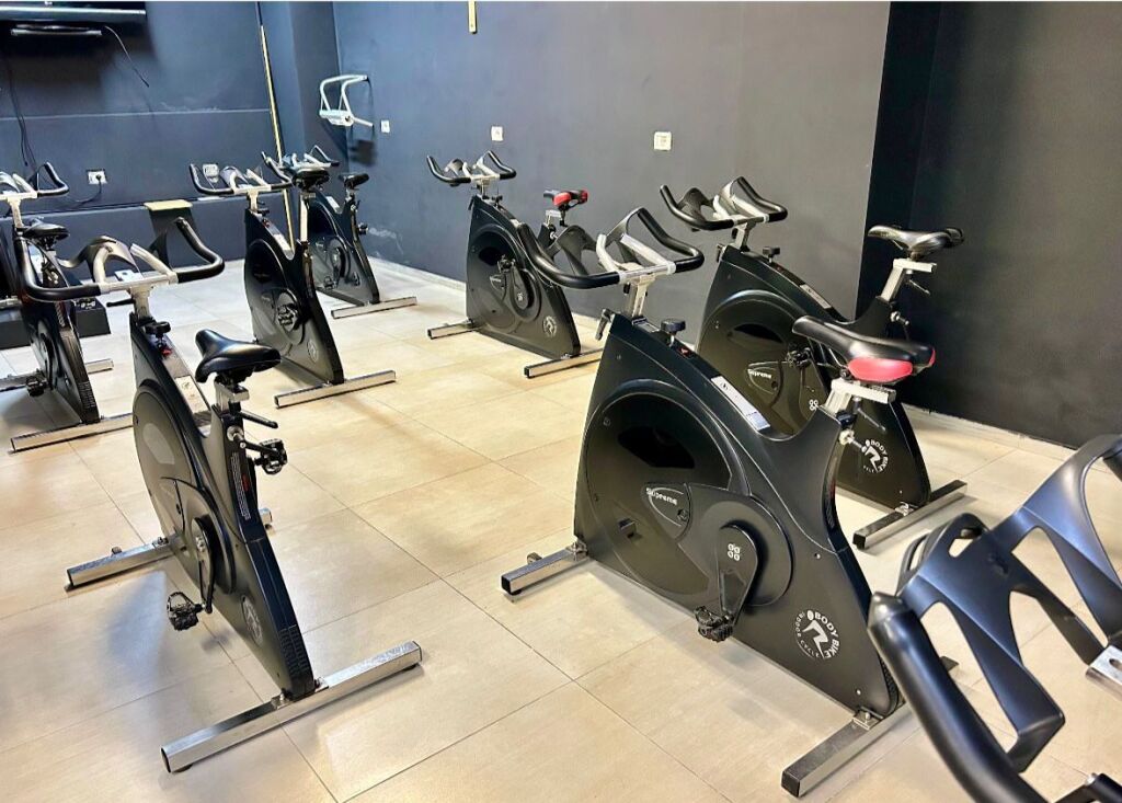 SHITEN PAJISJE TE NJE PALESTRE SHUME CILESORE