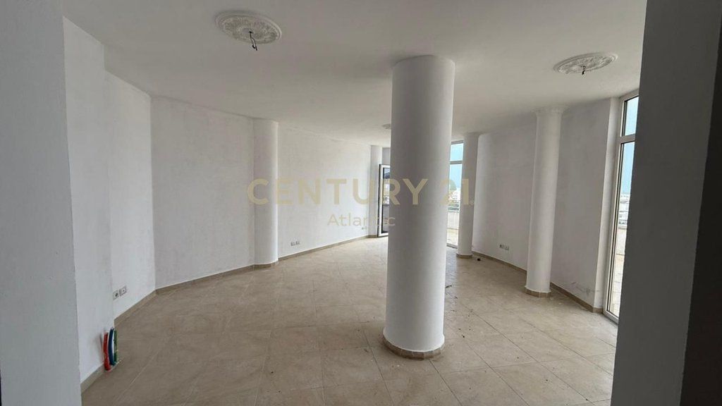 Penthouse Me Pishine 3+2+3+Post Parkimi Për Shitje në Plazh Hekurudha, Durrës| 315 m²