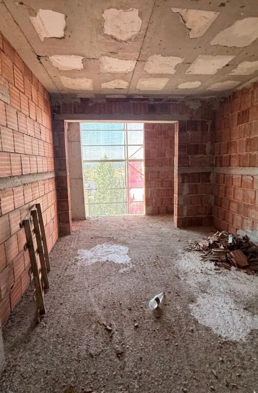 Apartamenti 2+1 per shitje prane Shkolles Kuqe dhe Gjimnazit Partizani