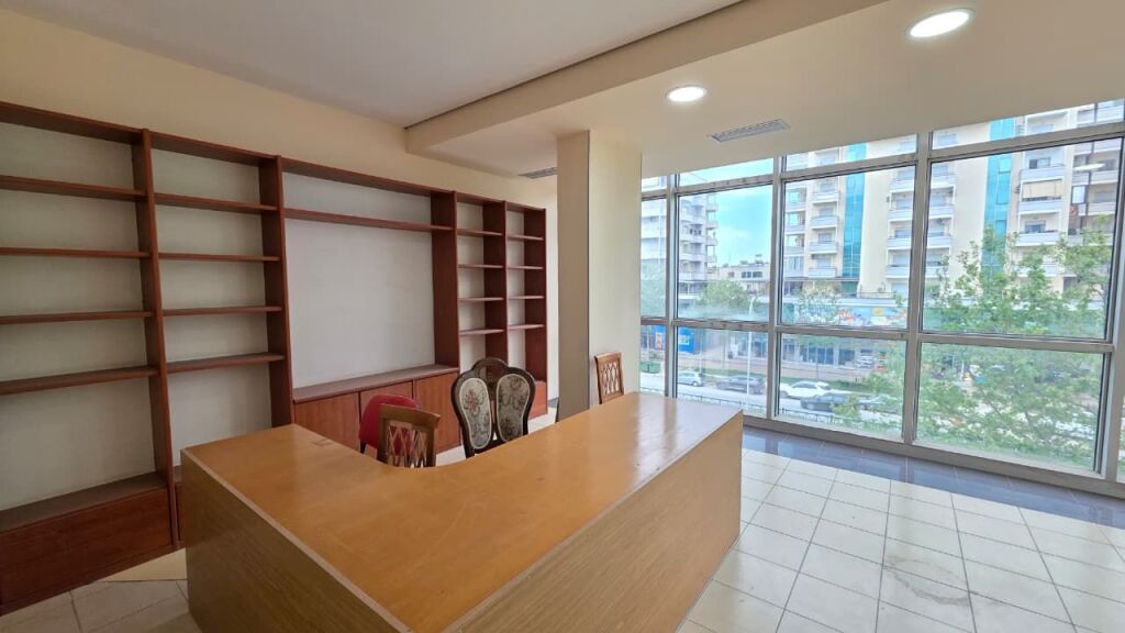 🏢 Dyqan me Qira në Transballkanike, Vlorë