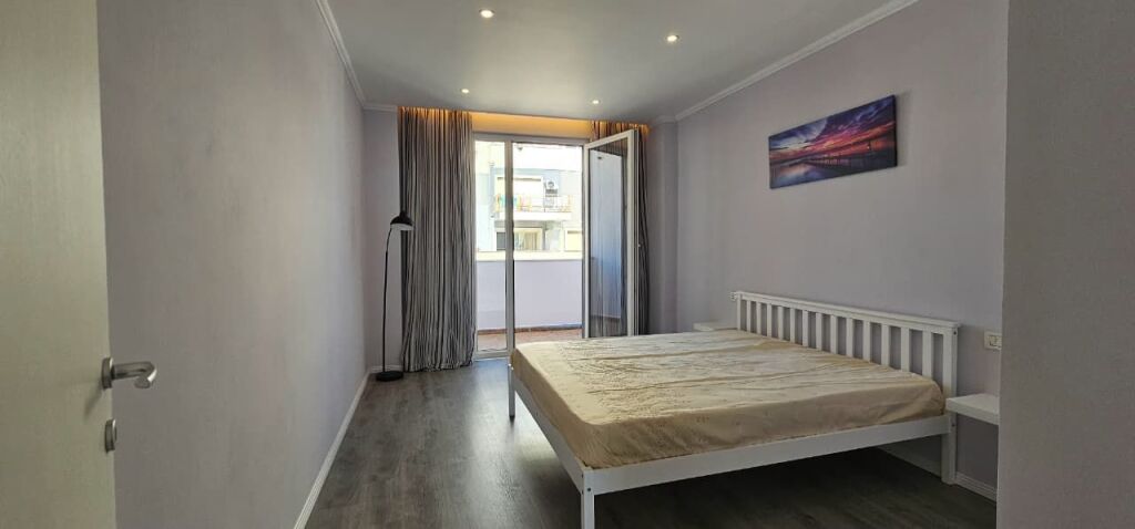 APARTAMENT NE SHITJE 1+1 ( 2 BALLKONE/PAMJE NGA DETI) - STACIONI I TRENIT,DURRES