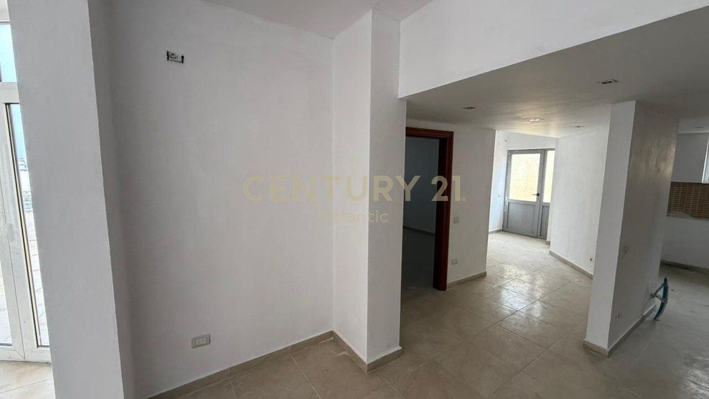 Penthouse Me Pishine 3+2+3+Post Parkimi Për Shitje në Plazh Hekurudha, Durrës| 315 m²