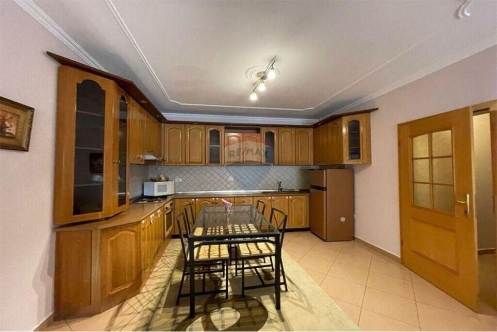 Apartament 2+1+2 per qera Blloku