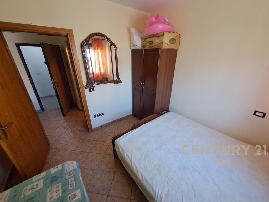 SHITET APARTAMENT NE SHKEMBIN E KAVAJES 50M LARG NGA DETI !!