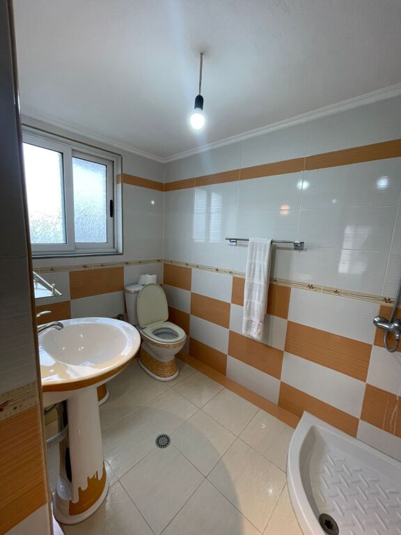 APARTAMENT ME QERA 2+1 SHKOZET PRAN SHKOLLES ISUF FERRA