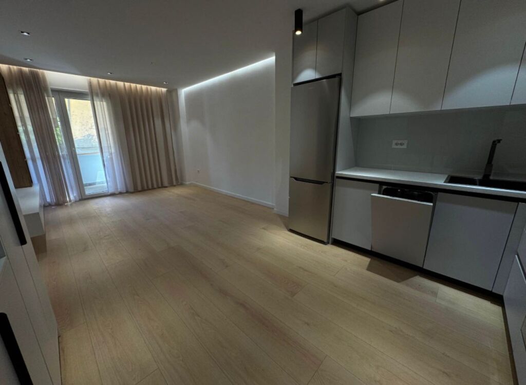 SHITET APARTAMENT 1+1 – BRRYLI, PRANË MATERNITETIT TË RI