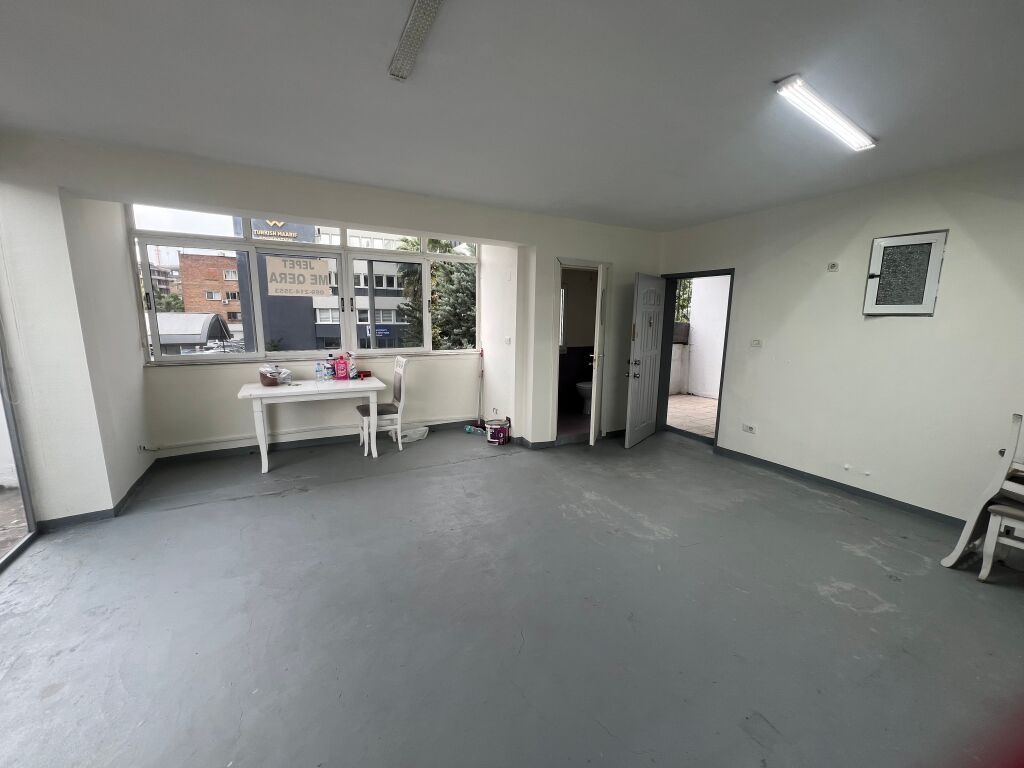 Locale commerciale con gira + Balcone | 21 Dicembre