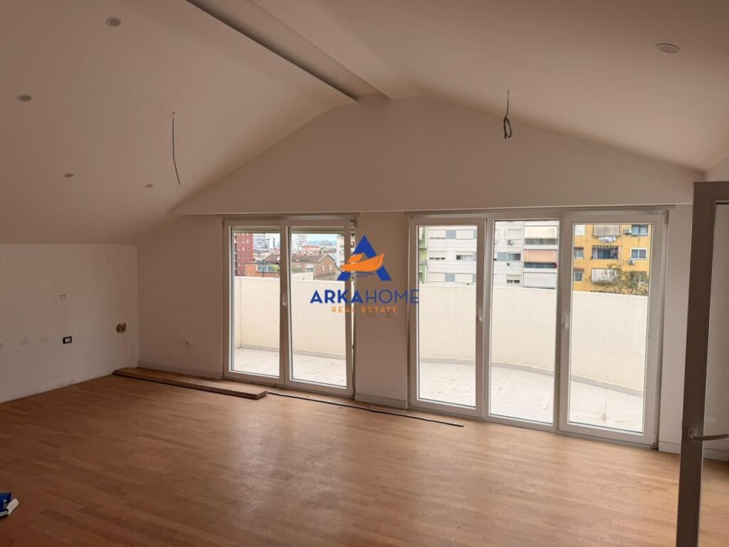 SHITET APARTAMENT 1+1+VERANDË "TE SHKOLLA E KUQE, PAZARI I RI" 140.000 EURO