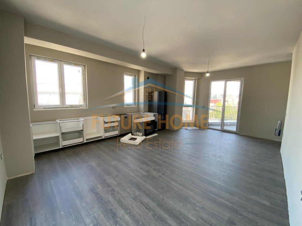 Shitet, Apartament 3+1+2, Komuna e Parisit, Tiranë.