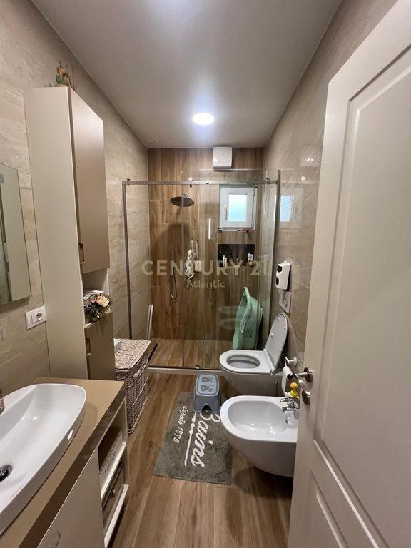 Apartament 2+1 me qira në vijë të parë me detin, Shkëmbi i Kavajës, Durrës.