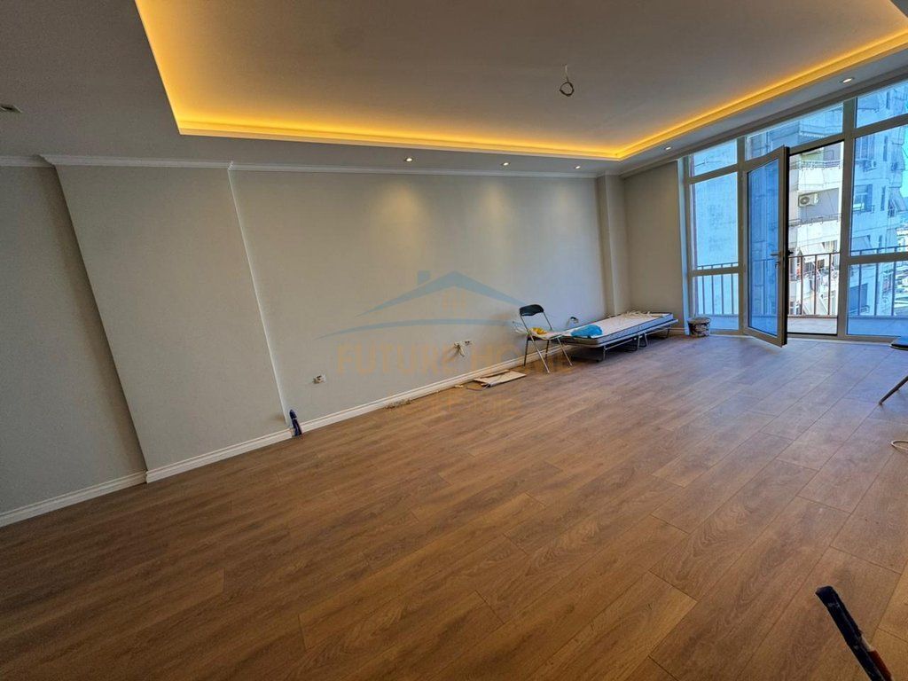 Shitet, Apartament 2+1+2, Pallati i Sportit, Elbasan. Empire67192