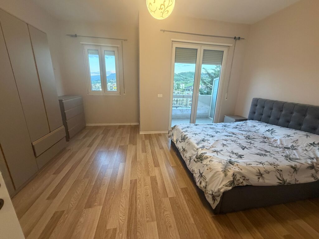 Villa su 3 piani, arredata ad Akachia Hill, Teg, 1500 euro