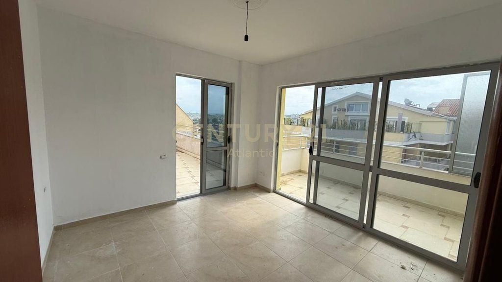 Penthouse Me Pishine 3+2+3+Post Parkimi Për Shitje në Plazh Hekurudha, Durrës| 315 m²