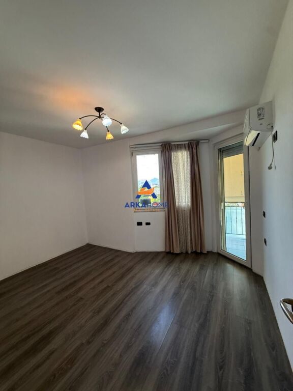 SHITET APARTAMENT 2+1+BALLKON "PRANË BAR OSLO,ISH FUSHA E AVIACIONIT" 195.000 EURO