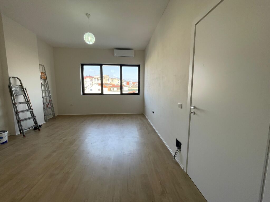 Zyrë ose Apartament për Qira 📍Vasil Shanto /💰 100’000 ALL / muaj