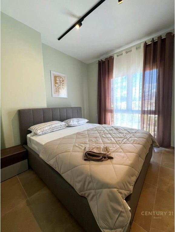 Zogu i zi, ofrohet me qera  apartament i  mobiluar 2+1+2