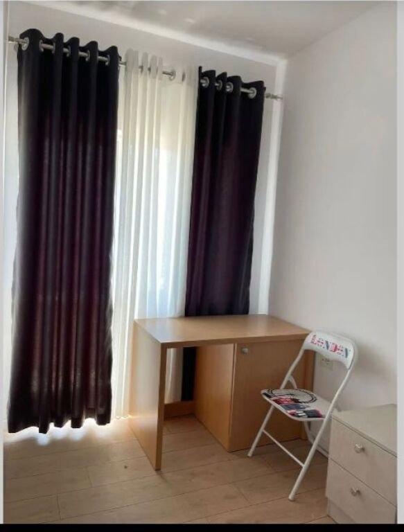 JEPEN ME QIRA MUJORE DHOMA HOTELI PER 3 PERSONA  NE VAQARR 300 €