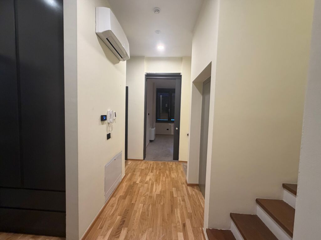 Villa su 3 piani, parzialmente arredata, Akatchia hill Teg, 2500 euro