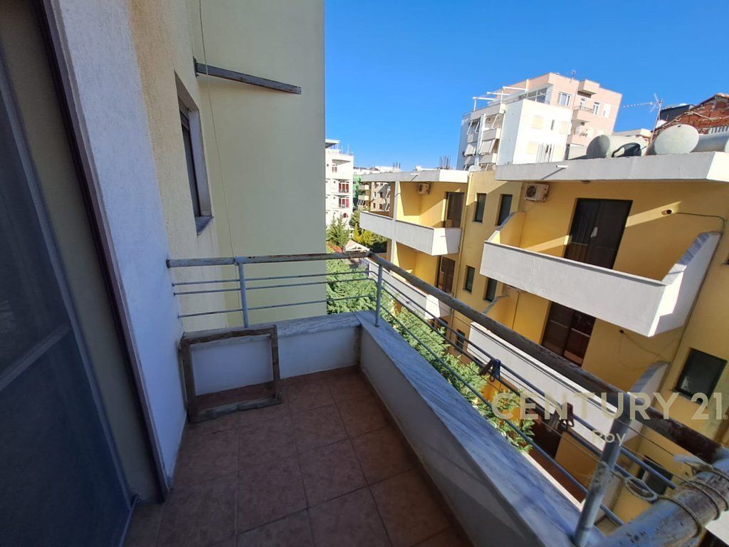 SHITET APARTAMENT NE SHKEMBIN E KAVAJES 50M LARG NGA DETI !!