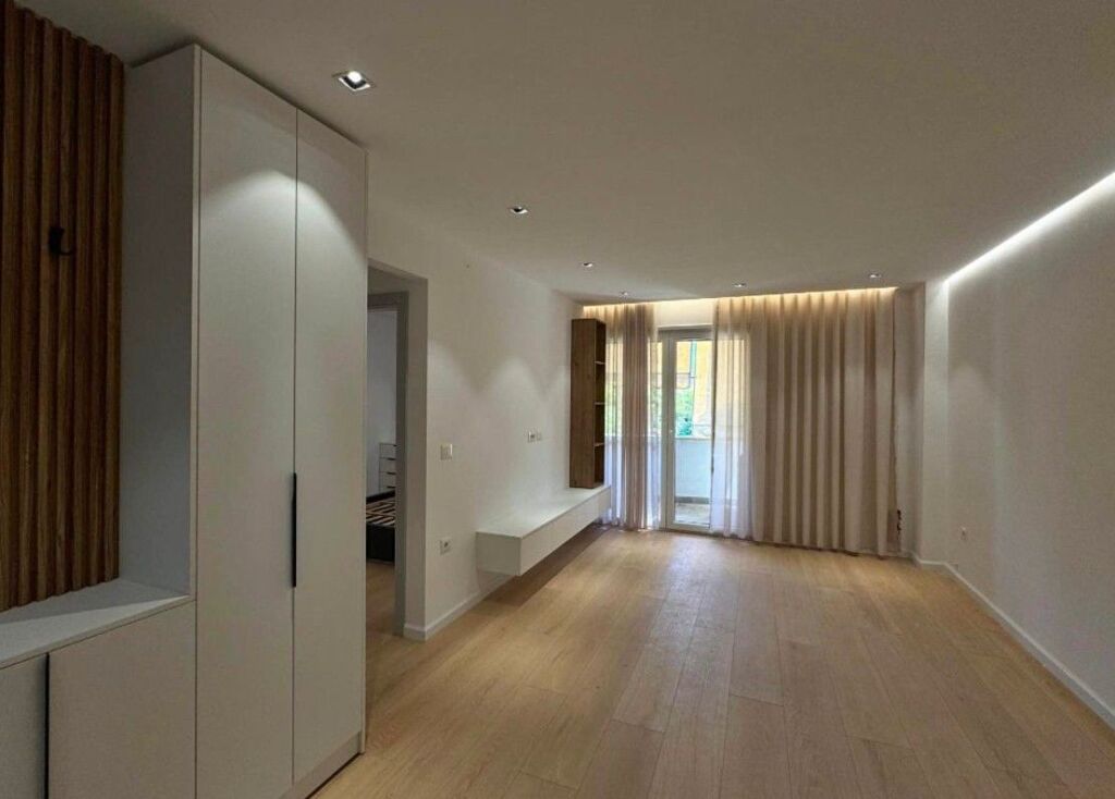 🏡 Shitet Apartament 1+1 – Pranë Maternitetit “Koço Gliozheni” ✨