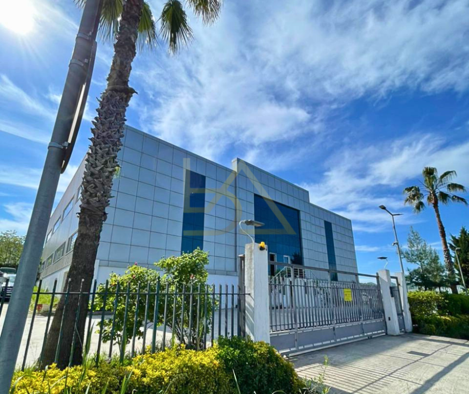 Shitet Objekt Biznesi Multifunksional Ekskluziv