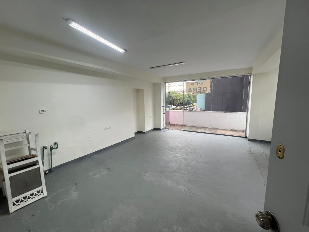 Locale commerciale con gira + Balcone | 21 Dicembre