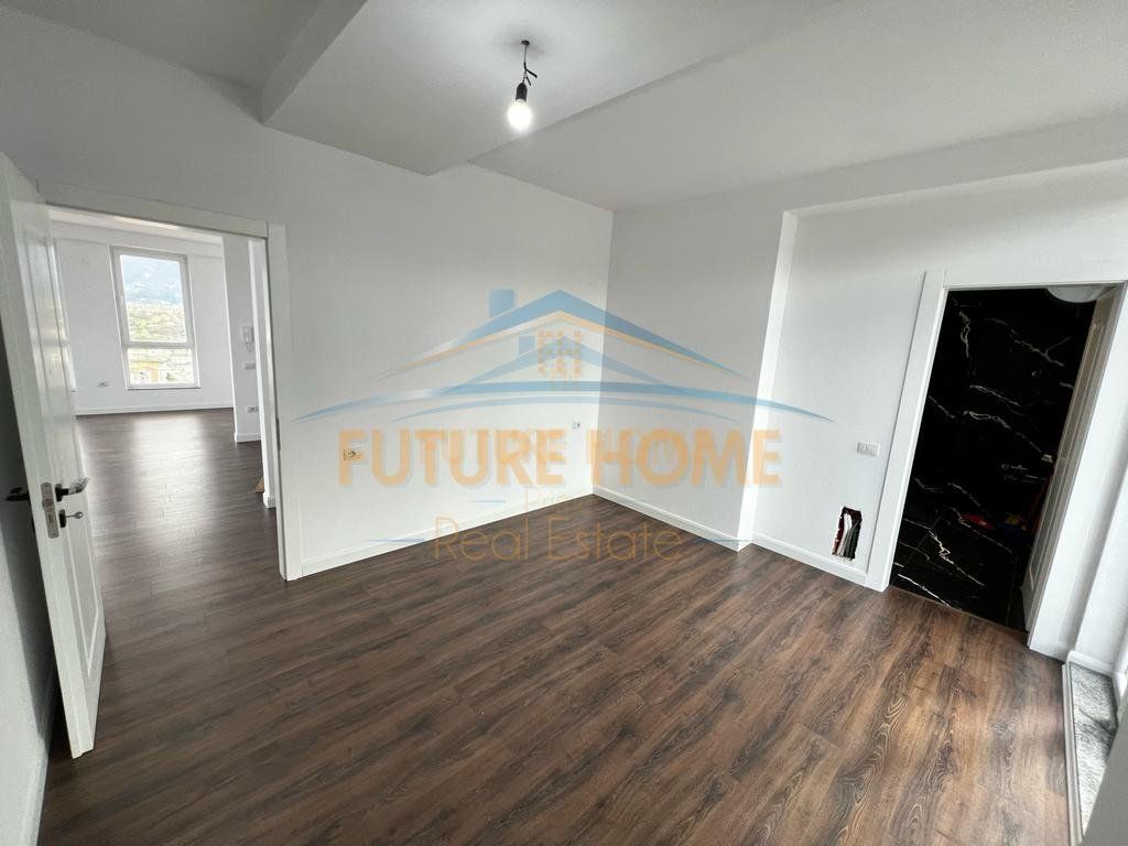 Shitet, Apartament 2+1+2 Poste Parkimi, Sauk, Restorant Xibraku, Tiranë.