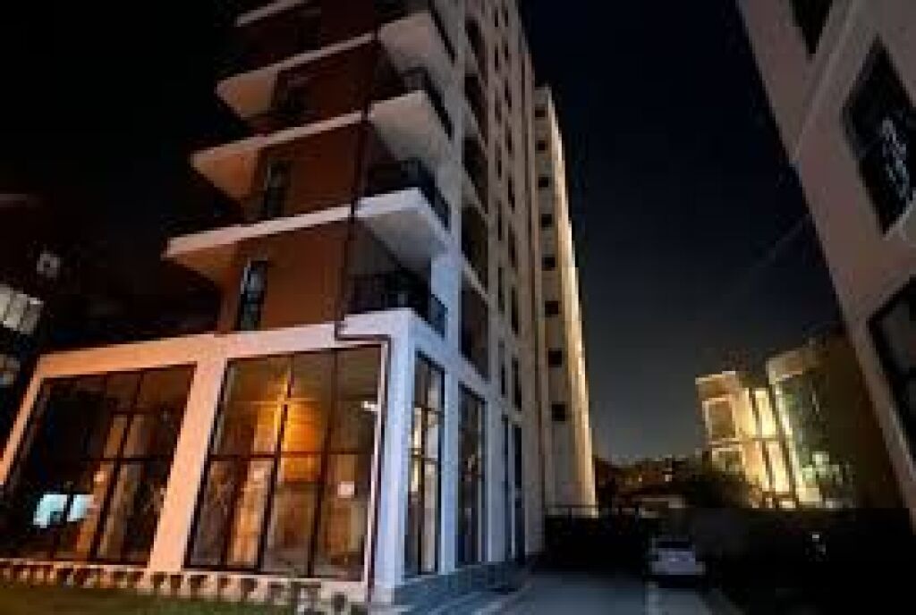 Shitet, Garsionere, Rruga "Gjon Buzuku", Tiranë.