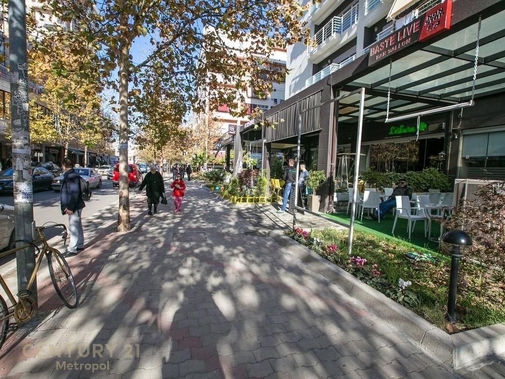 SHES AMBIENT KOMERCIAL NE RRUGEN DON DOSKO 32.5m!