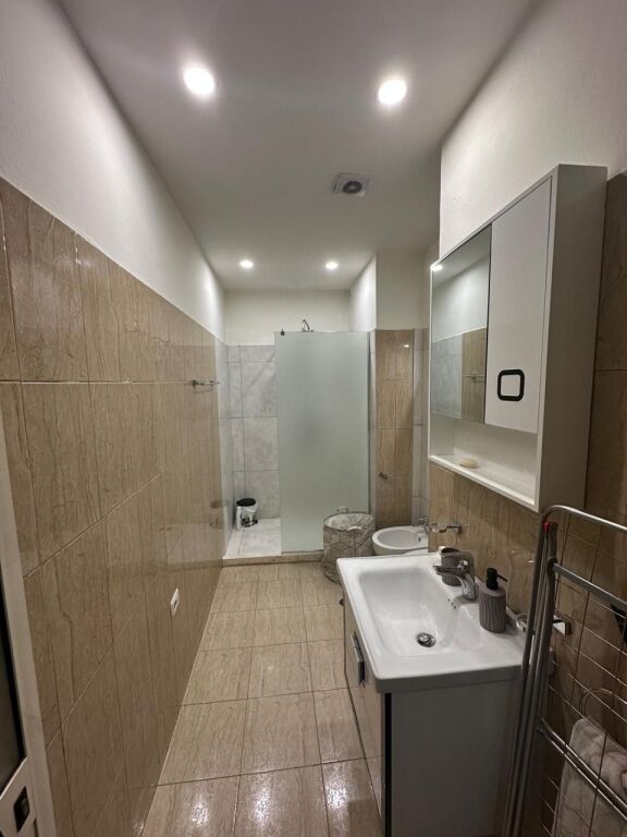 🏢Tek 9 Kateshet jepet me qera apartament 1+1,i mobiluar.600Euro   