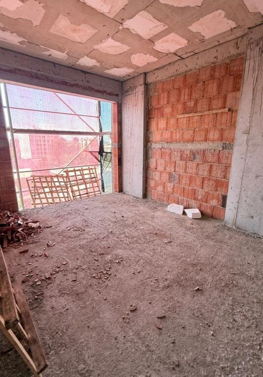 Apartamenti 2+1 per shitje prane Shkolles Kuqe dhe Gjimnazit Partizani