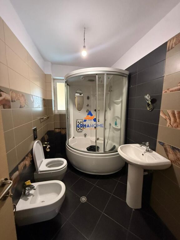 SHITET APARTAMENT 2+1+BALLKON "PRANË BAR OSLO,ISH FUSHA E AVIACIONIT" 195.000 EURO