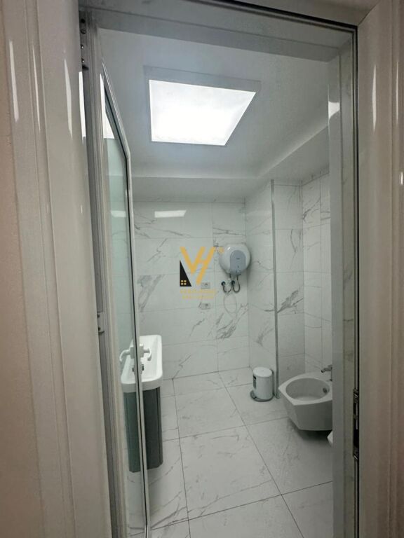 UFFICIO 122 M2 IN AFFITTO IN VIA ELBASAN 2.000 EURO