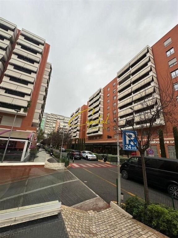 ZYRE ME QIRA 250 M2 KOMPLEKSI DELIJORGJI 2.500 EURO