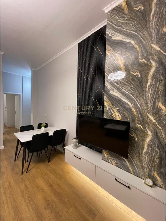 Pranë Restorant Freskut Ofrojme per Shitje Apartament 1+1 70m2 i mobiluar.