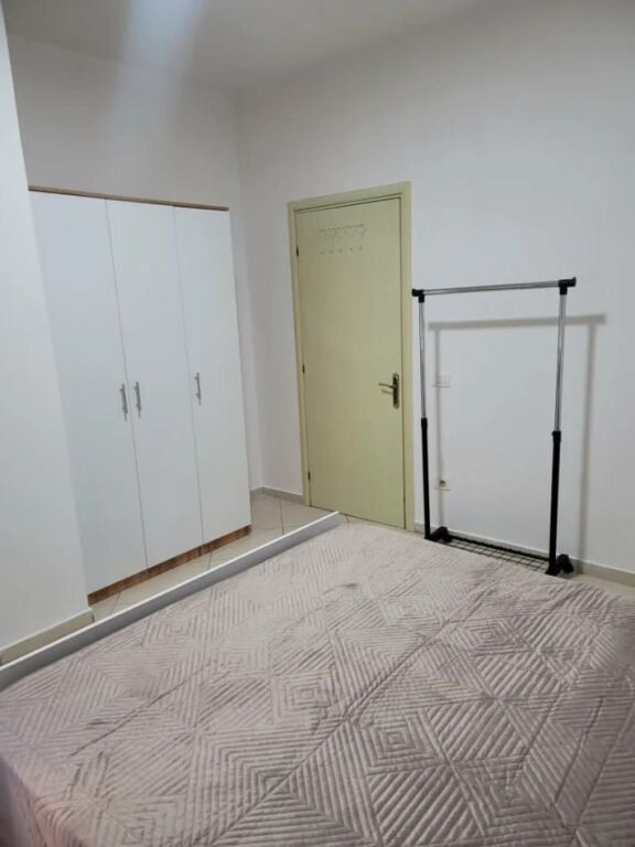 Jepet me qera apartament 1+1 ne Yzberisht ; pallatet Cabej