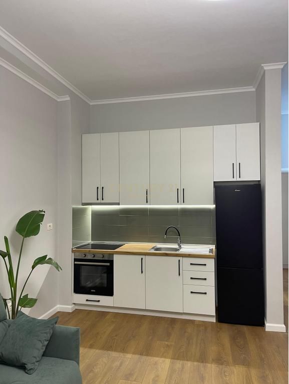 Pranë Restorant Freskut Ofrojme per Shitje Apartament 1+1 70m2 i mobiluar.