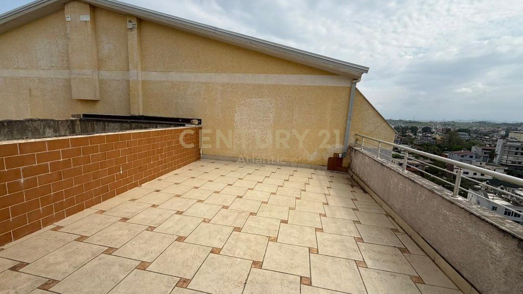 Penthouse Me Pishine 3+2+3+Post Parkimi Për Shitje në Plazh Hekurudha, Durrës| 315 m²