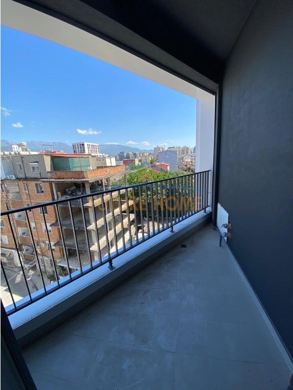 Shitet, Apartament 3+1+2, Komuna e Parisit, Tiranë.