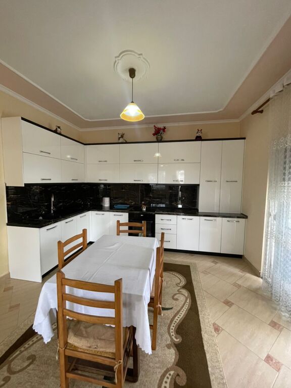 APARTAMENT ME QERA 2+1 SHKOZET PRAN SHKOLLES ISUF FERRA