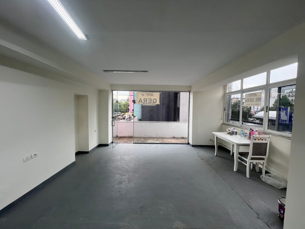 Locale commerciale con gira + Balcone | 21 Dicembre