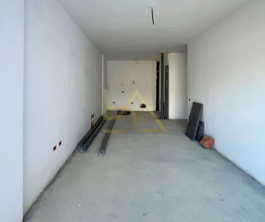 Shitet Apartament– Komuna e Parisit, Tiranë