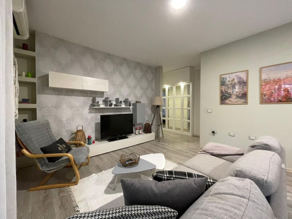 Apartament 2+1 per shitje tek Kristal Center.