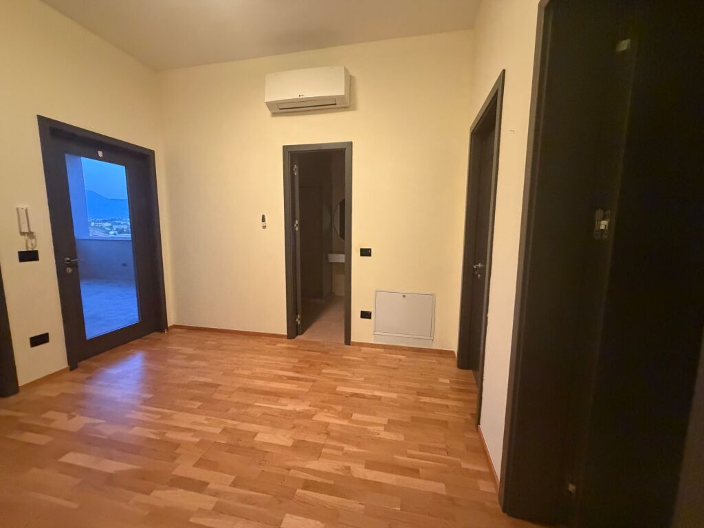 Villa su 3 piani, parzialmente arredata, Akatchia hill Teg, 2500 euro