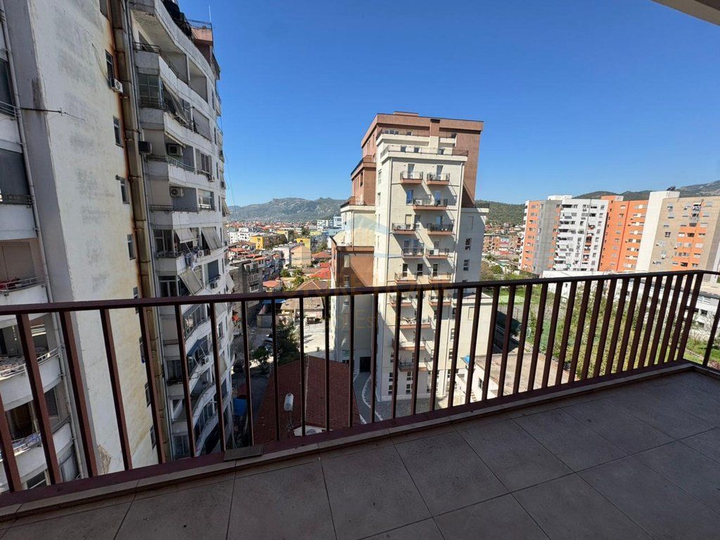 Shitet, Apartament 2+1+2, Pallati i Sportit, Elbasan. Empire67192