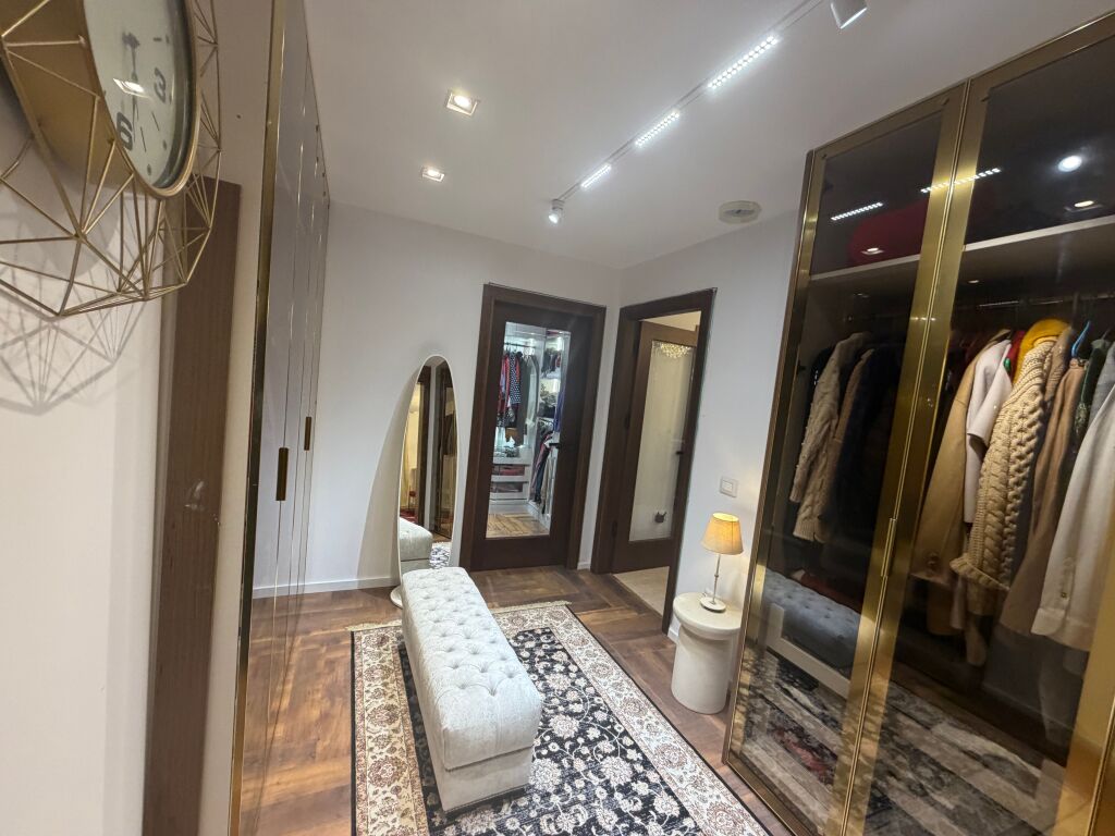 Vile 2 kateshe,e mobiluar,long hill teg,5000 euro me 2 parkinge